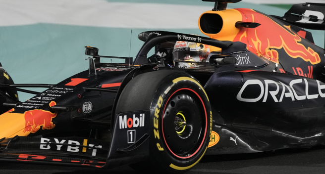 维斯塔潘最后关头超车成功(美联社)