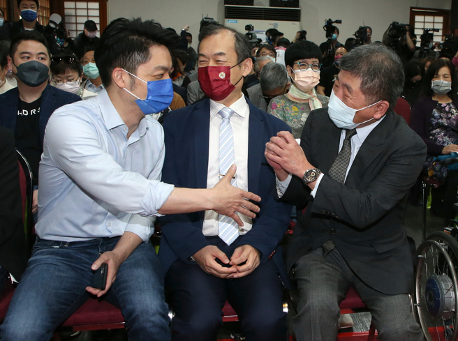 圖為衛福部長陳時中（前右）和立法委員蔣萬安（前左）日前一同出席公益活動。（資料照/趙雙傑攝）