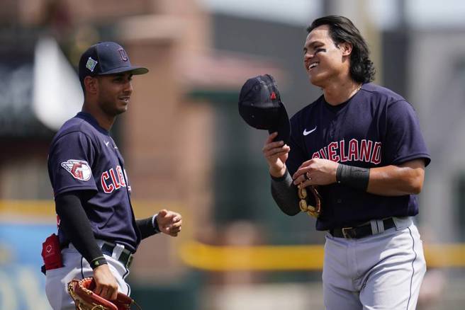 守護者隊張育成(右)與隊友Brayan Rocchio交談。（美聯社資料照）