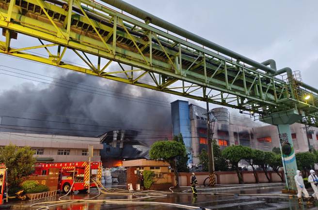 桃园大园化工厂大火，浓烟窜天警消急抢救。（记者爆料网提供）