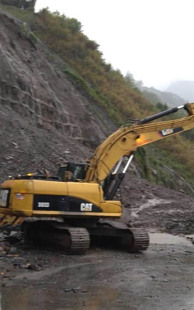 台8線77k靈甫橋路段邊坡陡峭，土石崩塌阻斷交通，工務段已即刻動員機具在現場。（谷關工務段提供／陳淑娥台中傳真）