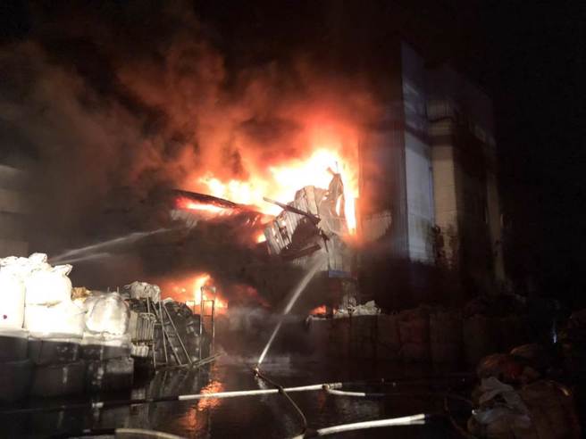 大园工业区内一间4层楼铁皮染整工厂，凌晨惨遭祝融，消防获报到场已全面燃烧，所幸火势已于6点控制。(翻摄照片／蔡依珍桃园传真)
