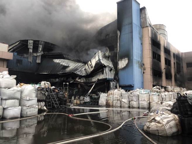 大园工业区内一间4层楼铁皮染整工厂，凌晨惨遭祝融，消防获报到场已全面燃烧，所幸火势已于6点控制。(翻摄照片／蔡依珍桃园传真)
