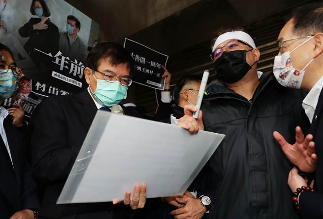 交通部長王國材(左)現身太魯閣傷者記者會。（季志翔攝）