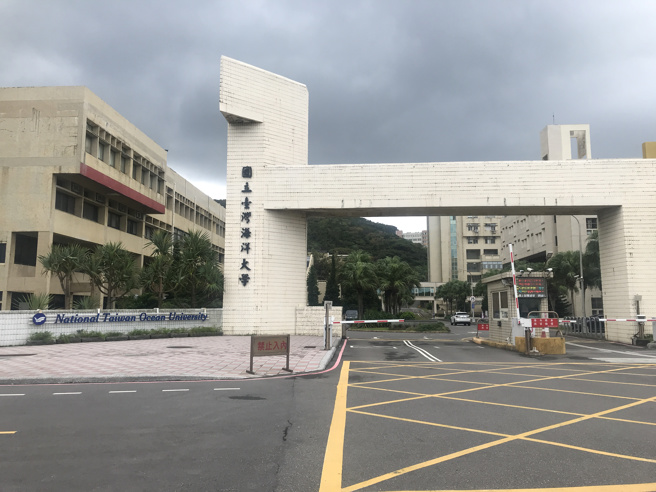 国立台湾海洋大学今天上午接获通报，校内有一名老师、一名学生确诊，立即发送通知给全校师生，即日起改线上授课。（图／记者陈彩玲摄影）
