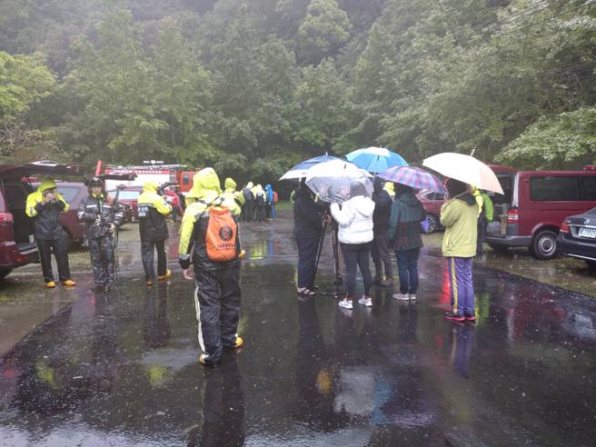 和碩前副總裁蔡進國於滿月圓失聯，新北市警消28日上午再度展開山區搜索。（翻攝自記者爆料網）