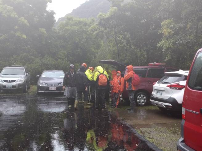 和碩前副總裁蔡進國於滿月圓失聯，新北市警消28日上午再度展開山區搜索。（翻攝自記者爆料網）