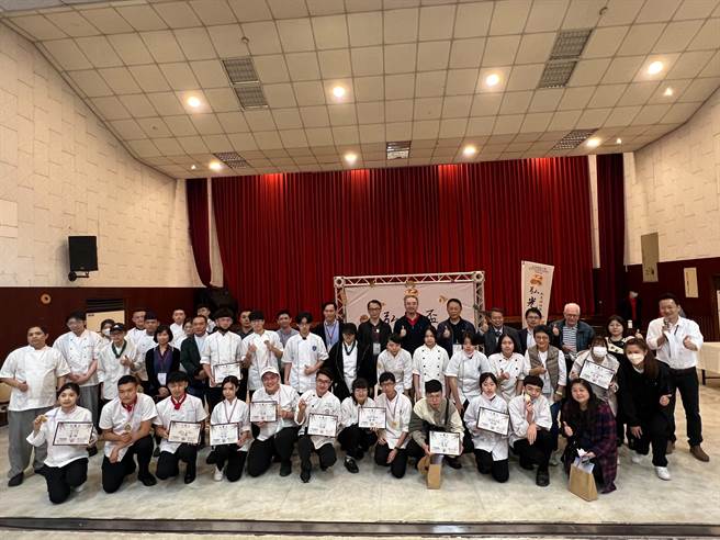 弘光科大举办全国创意烘焙竞赛，参赛选手评审合影。(弘光科大提供)