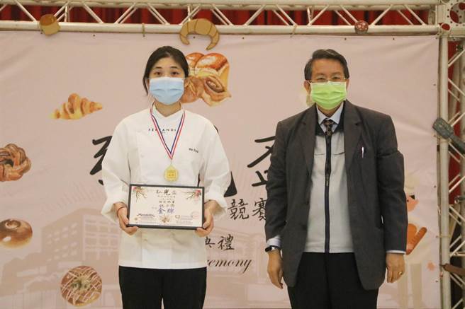 弘光杯全国创意烘焙竞赛，大专社会组由麵包林里选手魏子齐(左)夺冠。(弘光科大提供)