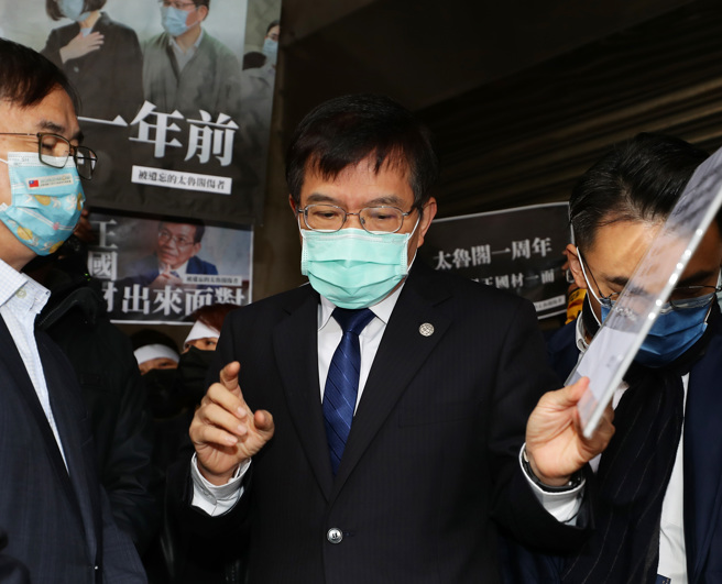 台鐵太魯閣號事件傷者與家屬28日到立法院抗議交通部沒有妥善處理後續事宜，交通部長王國材（左）在備詢前特別出面與他們溝通，並且簽下承諾預計29日下午三點與所有傷者、受難者家屬親自見面協商。（季志翔攝）