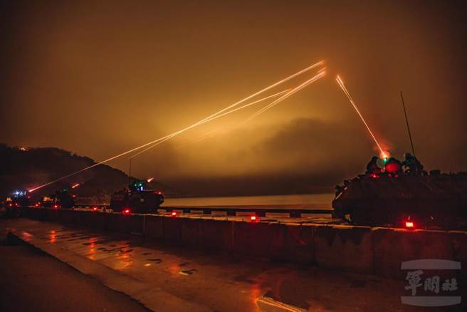 马防部25日云台操演，模拟敌军空中突入。军闻社提供