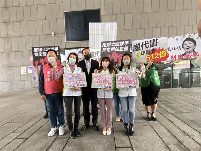 台中市前交通局长王义川28日率「台湾正青」3名市议员参选人到市府抗议。（卢金足摄）