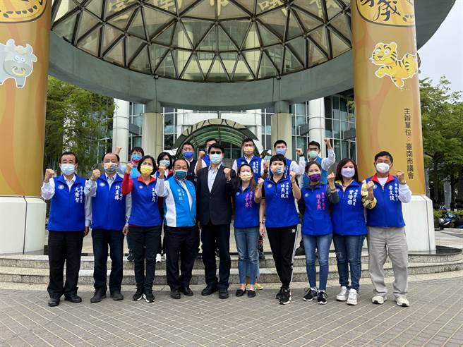 台南市议会国民党团28日首度举行「国民党大团结，台南绿地变蓝天」记者会，公开推荐谢龙介参选下届台南市长，营造蓝营大团结的气势。（洪荣志摄）