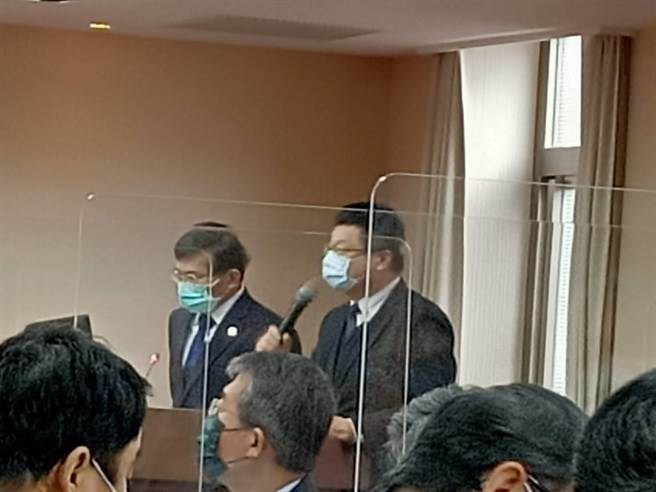 交通部长王国材(左)与台铁局长杜微在立法院交通委员会备询(简立欣摄)