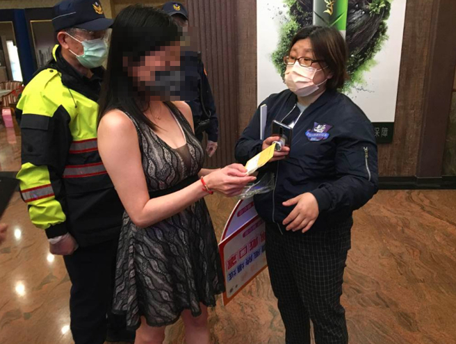 彰化縣警察局、衛生局、經綠處針對特定娛樂場所加強臨檢、稽查。（彰化縣政府提供／吳敏菁彰化傳真） 