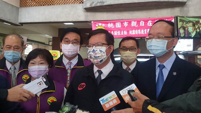 鄭文燦直言這波Omicron疫情有升溫，桃園仍要展現防疫韌性，小心謹慎、冷靜面對Omicron疫情。(蔡依珍攝)