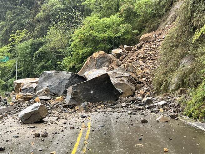 苗縣道126線發生落石坍方，巨大的落石橫倒路面。（翻攝照片／李京昇苗栗傳真）