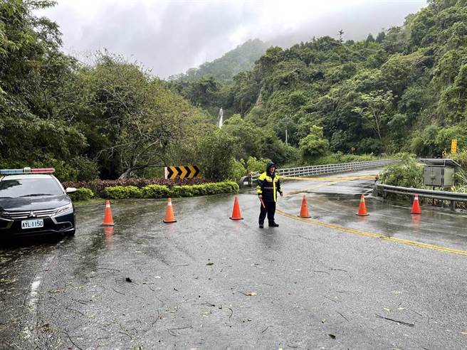 警方到場維護交通。（翻攝照片／李京昇苗栗傳真）
