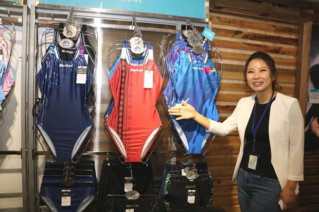 （美睿企業執行長孫彩玲，親自介紹公司發表2022年導入台灣元素的玉山等4種專業泳裝新品搶市。圖／劉朱松）