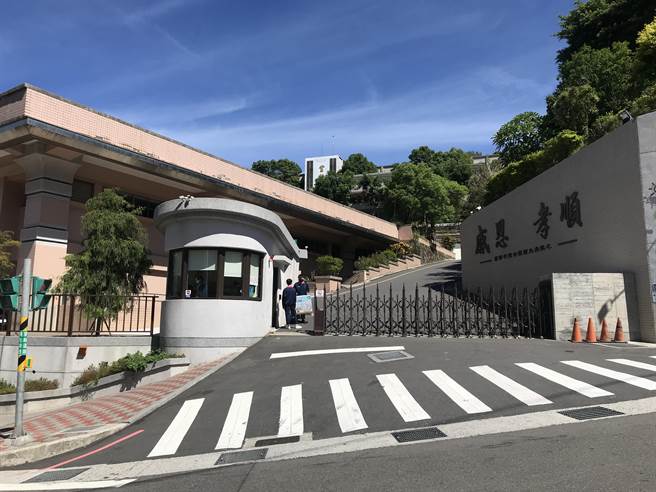 基隆市私立二信高中今天上午再傳出1名男高職生確診，與先前3案例不同班，感染源待釐清。（陳彩玲攝）