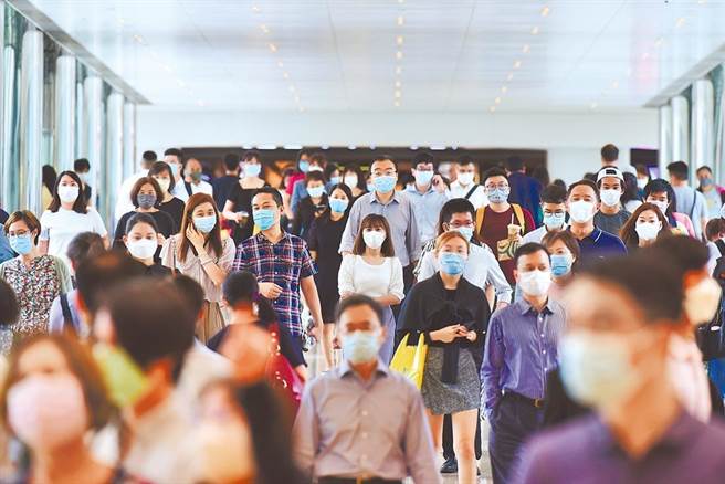 香港特首林鄭月娥昨表示，疫苗接種是香港走出疫情，以至恢復與大陸和海外正常通關的必要條件。（中新社）