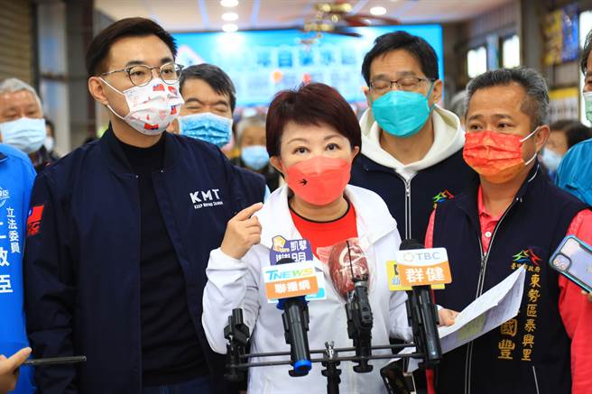 市長盧秀燕宣布防疫4決議，市民只要外出都要戴口罩、減少跨縣市移動等措施。（陳淑娥攝）