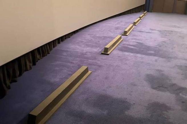 电影院前方一条条长方形引人好奇 (图/《爆废公社公开版》)