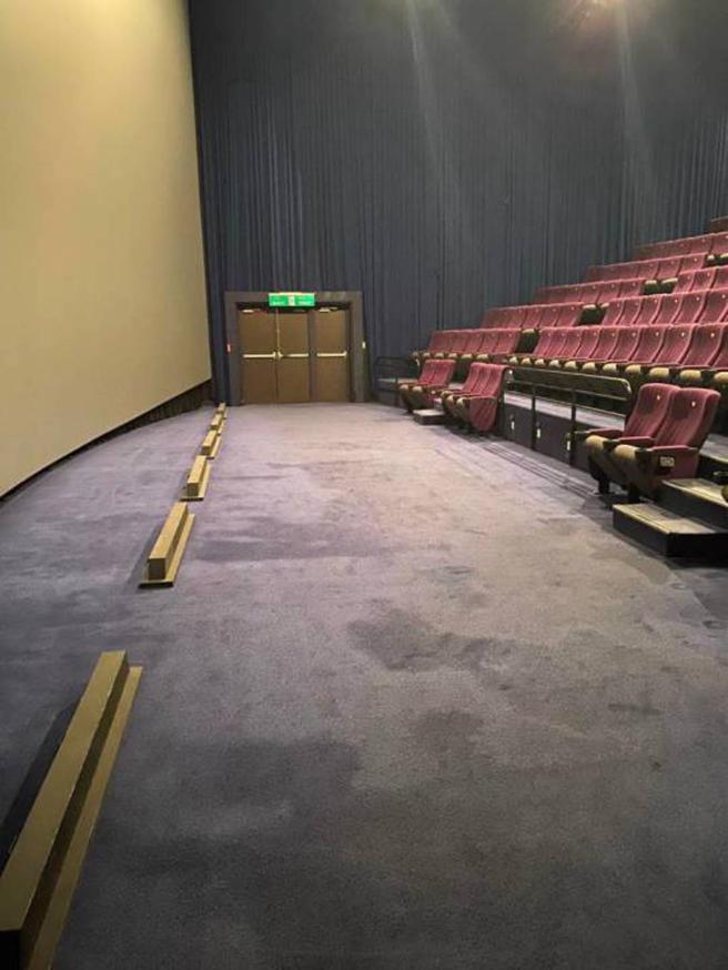 排列整齐的防撞条(图/《爆废公社公开版》)
