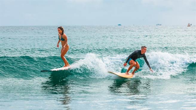 GoOcean海游通—海洋游憩风险资讯平台，图为衝浪。（国海院提供／林瑞益高雄传真）