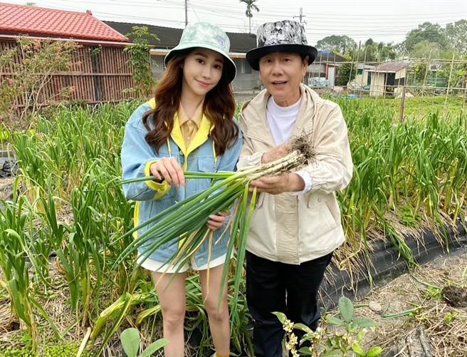 黄露瑶合体爸爸黄西田一起出外景。（楠轩工作室提供）