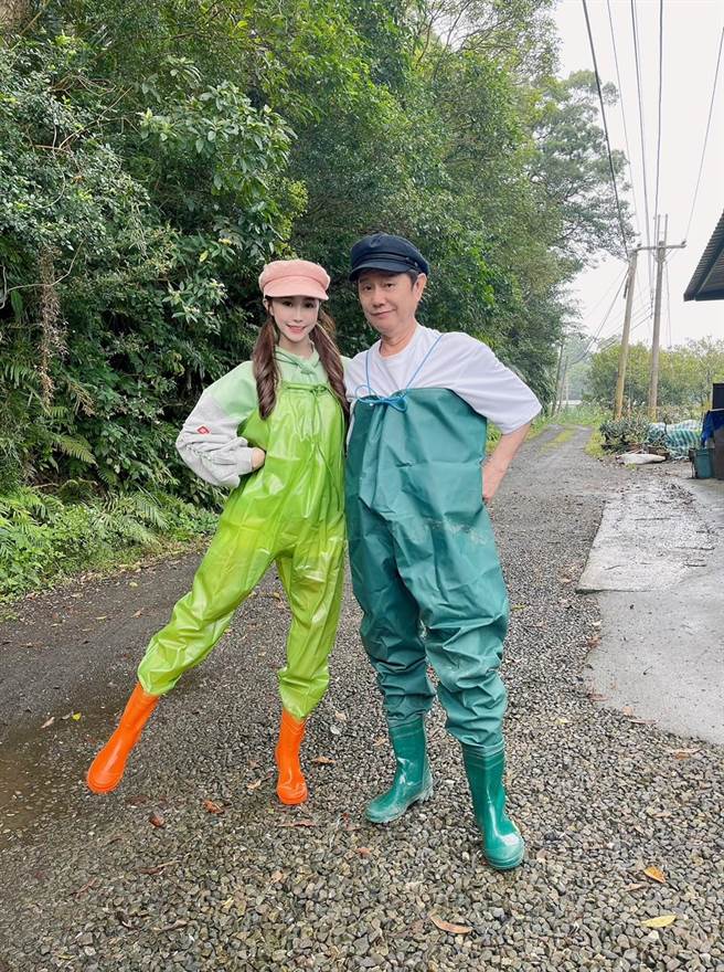 黄露瑶合体爸爸黄西田一起出外景。（楠轩工作室提供）