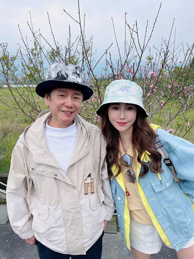 黄露瑶合体爸爸黄西田一起出外景。（楠轩工作室提供）