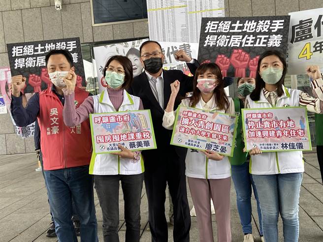 前台中市交通局长王义川带领同属民进党台中市议员参选人到市府前抗议，挑战台中市长卢秀燕执政五大争议。（卢金足摄）