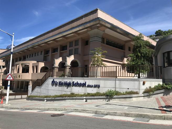 基隆市私立二信高中今天上午传出新增6例确诊个案，又有1班级沦陷。（陈彩玲摄）