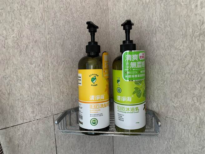 近年環保意識抬頭，花蓮縣內已有不少旅宿業者以提供大瓶裝的沐浴乳、洗髮精取代一次性的小瓶裝。（花蓮縣政府提供／羅亦晽花蓮傳真）