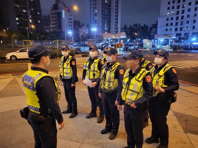 警第六分局昨晚10時先行對執勤員警提示任務重點及應行注意事項後，隨即率領警力前往轄內八大行業營業場所執行防疫臨檢。（民眾提供／盧金足台中傳真）