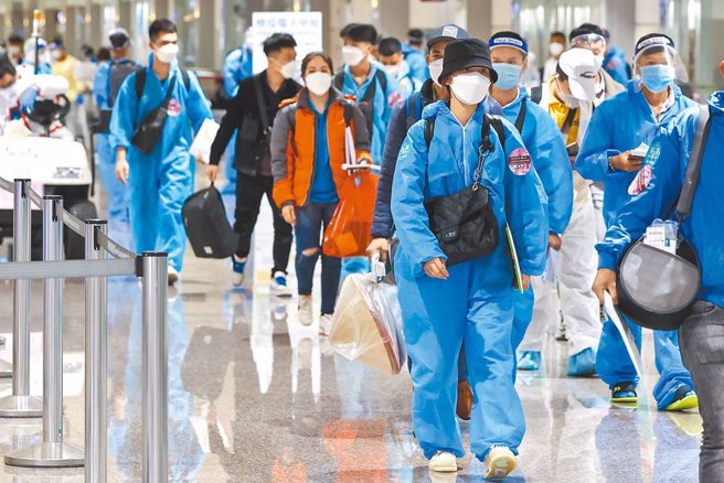 昨(27)日一口氣新增203例COVID-19確定病例，其中有83例是本土個案。圖為桃園機場入境移工。（非新聞當事人）（陳麒全攝）