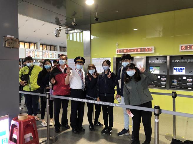 台铁花莲站今上午9时贩售150套復兴号末班车纪念套票，不少民眾昨晚漏夜排队，套票一开卖即被秒杀，甚至还有人抢着请站长林德香签名留念。（台铁花莲站提供／罗亦晽花莲传真）