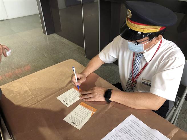 台铁花莲站今上午9时贩售150套復兴号末班车纪念套票，不少民眾昨晚漏夜排队，套票一开卖即被秒杀，甚至还有人抢着请站长林德香签名留念。（台铁花莲站提供／罗亦晽花莲传真）