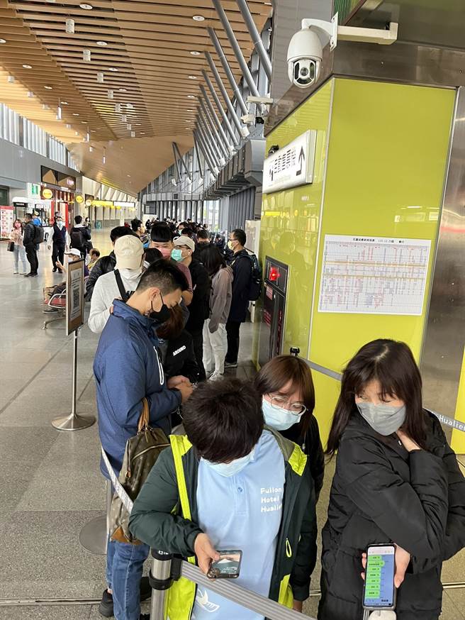 台铁花莲站今上午9时贩售150套復兴号末班车纪念套票，不少民眾昨晚漏夜排队，套票一开卖即被秒杀，甚至还有人抢着请站长林德香签名留念。（台铁花莲站提供／罗亦晽花莲传真）