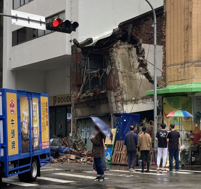 台中东区大公街上的民宅28日午间发生倒塌。（民眾提供／冯惠宜台中传真）