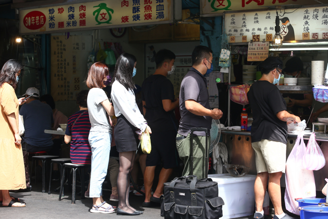 圖為中午用餐時間，上班族排隊等候買午餐。（示意圖/資料照/鄧博仁攝）