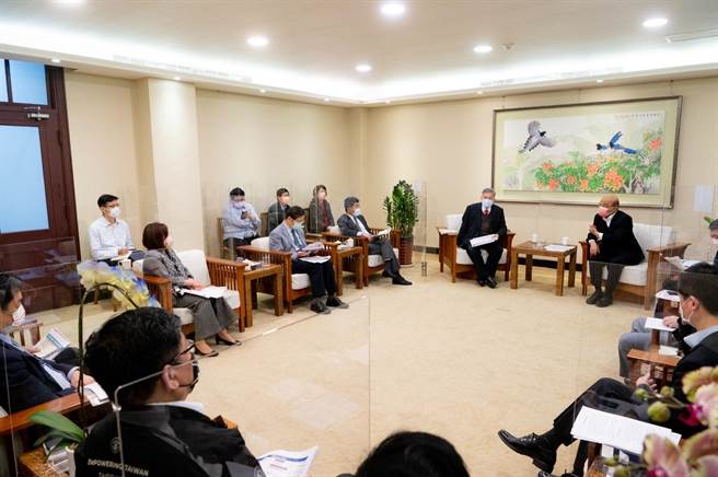 行政院长苏贞昌今上午召开扩大防疫会议。（行政院提供）