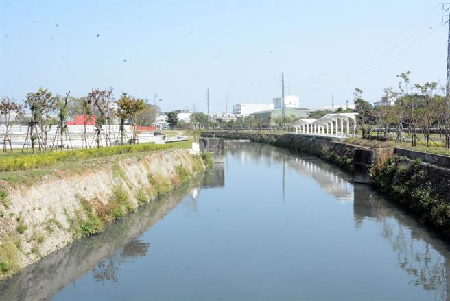 屏東工業區汙水處理廠啟用後，殺蛇溪流域更能展現水岸廊道美麗景致。（林和生攝）
