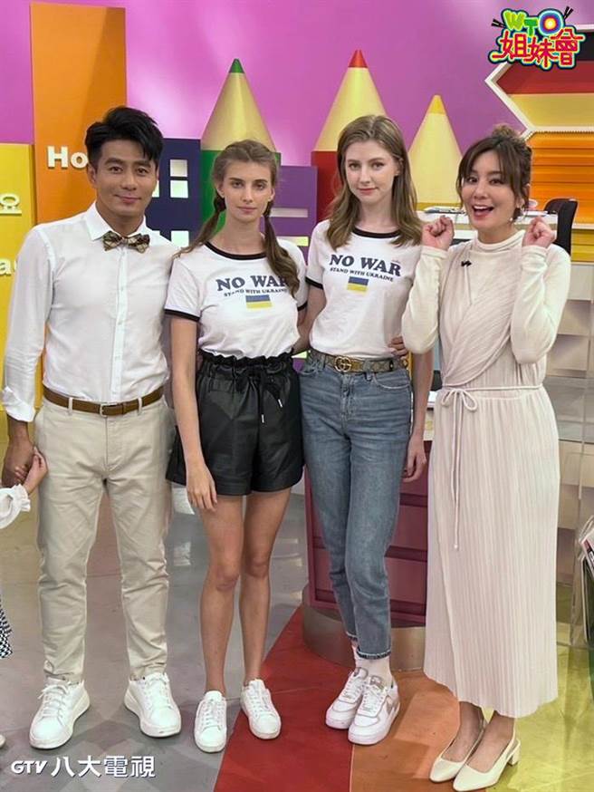 在台的乌克兰人佳娜（左二）、贝娜谈及家人在乌克兰当地现况。（八大提供）