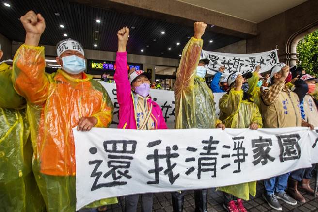 關西鎮廢土汙染水源，廢木材悶燒火警造成空汙，地方人士到縣府陳情高喊「還我清淨家園、還我乾淨水源」等口號。（羅浚濱攝）