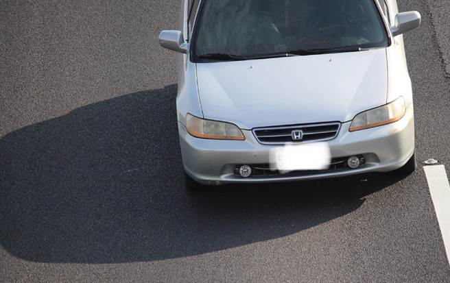 云林县陈姓民眾被举发行驶国道时前座乘客未繫安全带，但举发照片「一团白雾」引发质疑。（国道公路警察局提供／张朝欣云林传真）