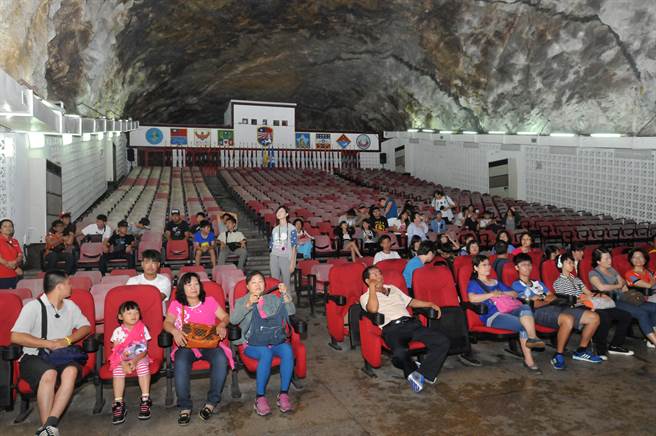 可容納上千人的擎天廳，以其鑿痕斑斑，鬼斧神工的宏偉建築，一直是遊客參訪的熱門景點。（李金生攝）