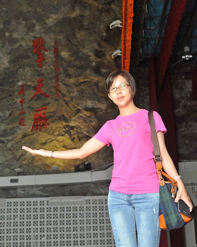 擎天廳的花崗石壁上有先總統 蔣中正的石刻題字。（李金生攝）