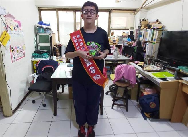 克服罕病马凡氏症蓝睿瑜获家扶基金会表扬也立志当眼科医生。（桃园市家扶中心提供／吕筱蝉桃园传真）